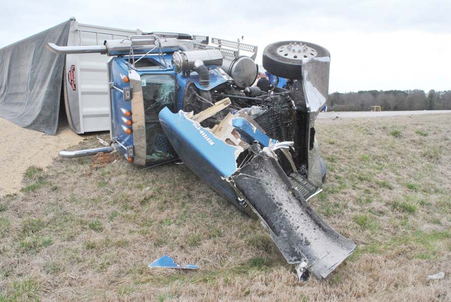 Truck wreck ties up traffic on Munsford Drive three hours - | NEMiss.NEWS